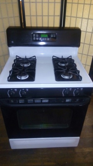 (NEXT TO NEW ) - Ge Self Clean Gas Stove